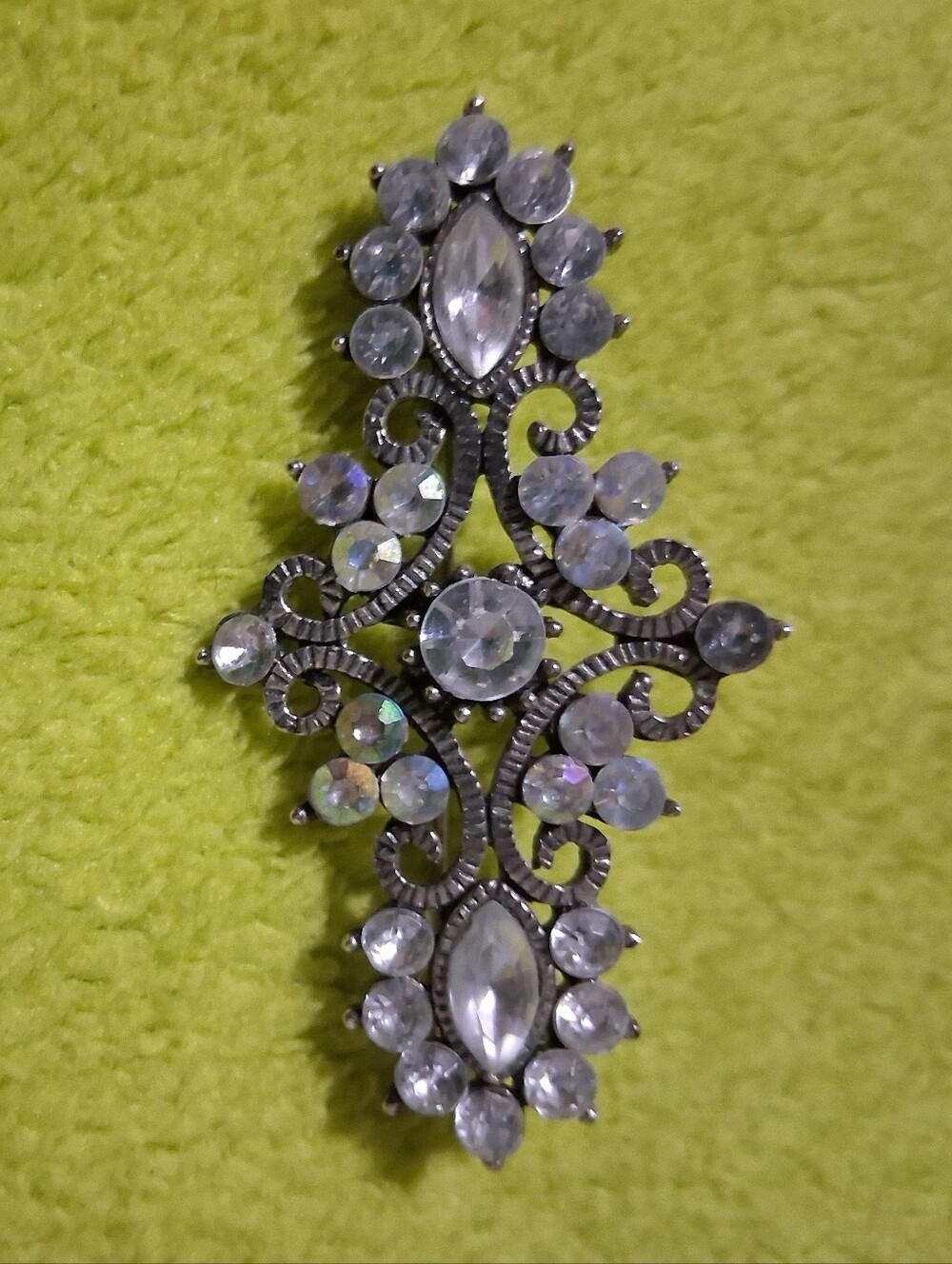 VTG  1920-1950's Elegant crystal filigree pendant with clear stones.